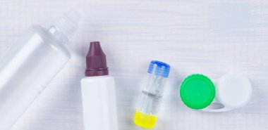 Temizlik ve lenslerin, vizyon, gri bir arka plan üzerinde geliştirmek için depolama kapsayıcısı