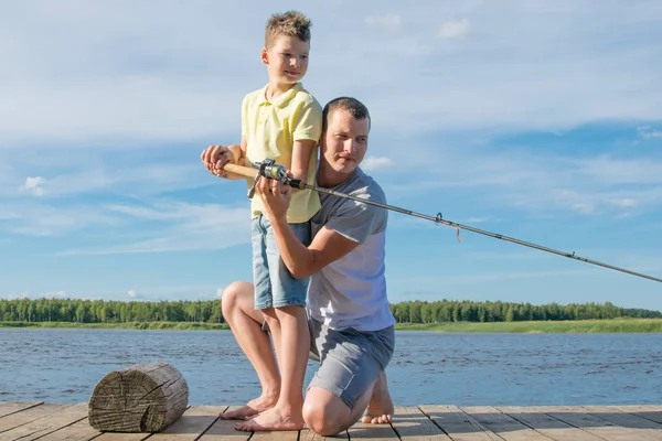 Contexto Naturaleza Padre Enseña Hijo Lanzar Una Caña Pescar Para —  Fotos de Stock