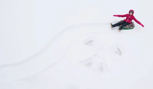 女孩在虚拟现实眼镜 在白雪的背景下 坐在芝士蛋糕上 乘坐过山车 冬季娱乐 有一个写作的地方 — 图库照片