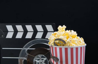 siyah arka plan, bir kova patlamış mısır, film, Çift, bar masanın üzerinde at filme için