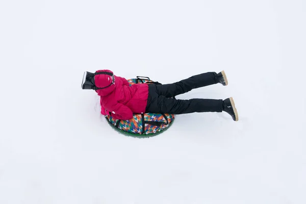 Cheesecake Kış Eğlence Yalan Kız Açık Havada Beyaz Kar Arka — Stok fotoğraf