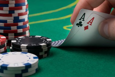 yeşil poker masasında iki ödüllü kartları için el yükseltir