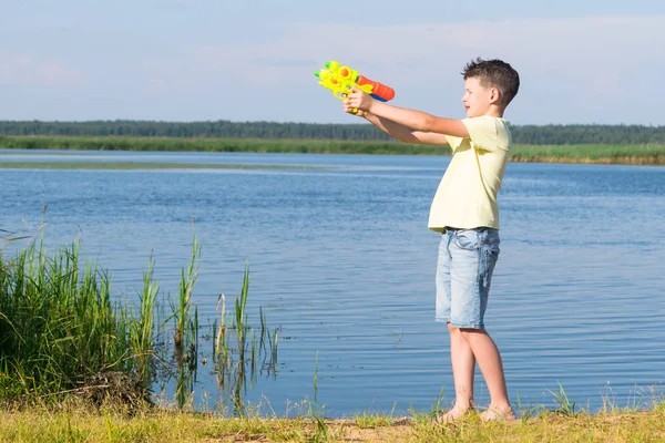 Хлопчик Річці Грає Водяним Пістолетом — стокове фото