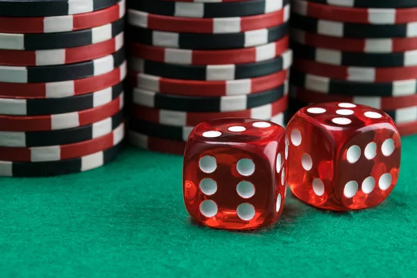 Dos Dados Rojos Yacen Una Mesa Póquer Verde Sobre Fondo — Foto de Stock