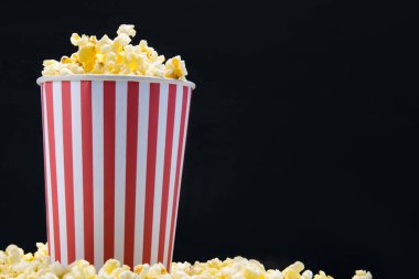 bir kova patlamış mısır, yazma yeri olan, siyah bir arka plan