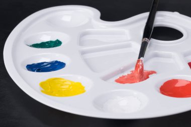 Sanatçının paleti renkli boya ile yakın çekim