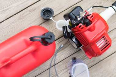 Tank için soyunma ve çim biçme ekipmanı yalan hafif bir arka plan üzerine yakın çekim