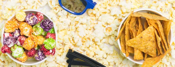 Pozadí Popcorn Dva Šálky Barevný Popcorn — Stock fotografie