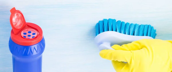 Polvo Para Limpiar Superficies Una Lata Azul Mano Con Guantes — Foto de Stock