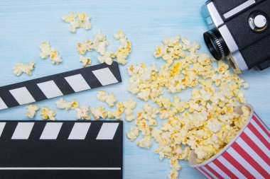 sinema, eski video kamera ve bir bardak hafif bir arka plan üzerinde dağınık patlamış mısır için Çift Kişilik Oda