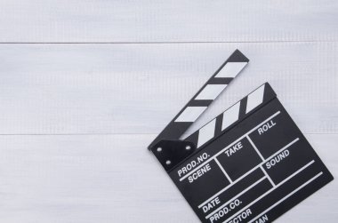Üç Kişilik Oda sinema, hafif bir arka plan üzerinde bir yazıt için bir yer ile