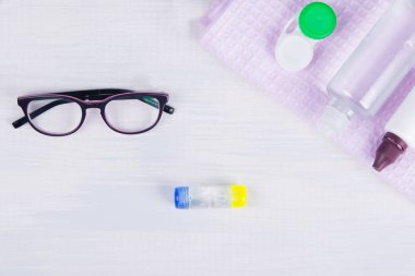 lens bakım kiti, vizyon ve hatıraları gözlük masanın üzerinde geliştirmek için başvurun