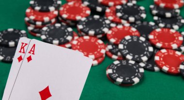 casino ve 21, yeşil tablo arka plan üzerinde nominal değerinin iki oyun kartları bahis cips dağınık