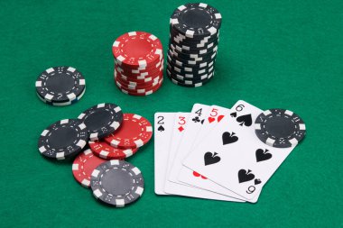 poker kartları, büyük kör bahis, fiş tarafından çevrili yeşil bir masada oynamak için oyun seti