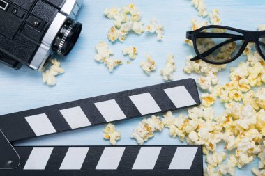 video kamera ve patlamış mısır için mavi bir arka plan üzerinde sinema yakın çekim