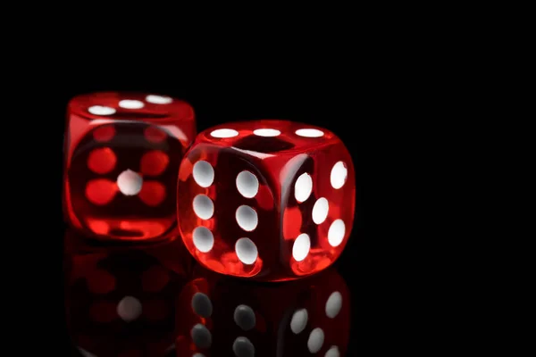 Czerwony Przezroczysty Kości Gier Hazardowych Odbiciem Czarnym Tle — Zdjęcie stockowe