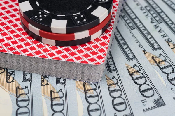 Bir Deste Kart Poker Fişleri Yüz Dolar Faturaları Arka Plan — Stok fotoğraf