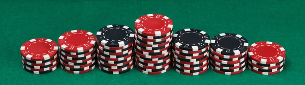 Konsep Chip Poker Panjang Atas Meja Hijau — Stok Foto