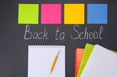 siyah kurulu yakında okula, çok renkli çıkartmaları üzerine yazıt yazıt için ortaya konulan