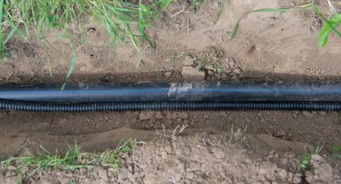 Hendek iletişim eve temini için plastik boru yatıyor