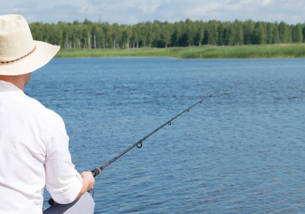 Ein Mann Fängt Fische Vor Blauem Wasser Rückansicht — Stockfoto