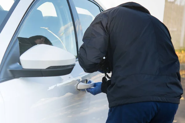 Criminal Ropa Negra Tratando Entrar Ilegalmente Interior Del Coche — Foto de Stock