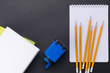 Okul kontselerii kavramı tablo, üstten görünüm karanlık bir arka plan üzerinde yatıyor