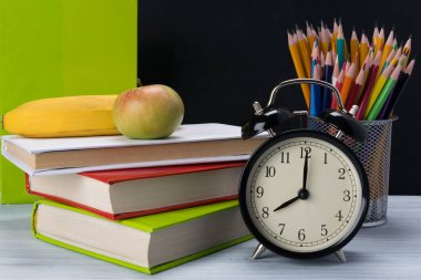 ders kitapları, kalemler ve okul yemeği, yakın çekim içeren tablo