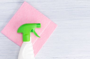 Paçavralar içinde belgili tanımlık geçmiş pencere yıkama sıvı şişeyle üst kısmındaki aittir, sağ tarafta bir yazıt için bir yer var.