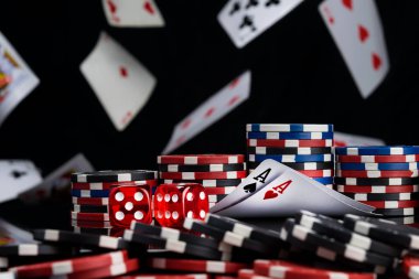 Cips ve uçan bir kartları arka plan üzerinde poker oynamak için kart kavramı