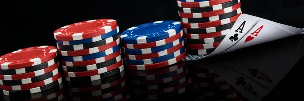 Stapels Van Multi Gekleurde Poker Chips Twee Speelkaarten Een Zwarte — Stockfoto