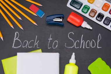 yazıt ile bir kara tahta üzerinde Office öğeleri düzenlendiği, okula ileri