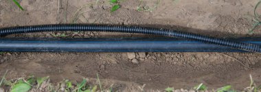 siyah plastik boru su temini için ev ve elektrik için tel yerdeki plastik koruyucu kapak