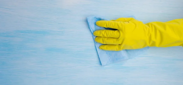 Hand Gelbem Gummihandschuh Tücher Mit Blauer Stoffoberfläche Nahaufnahme Platz Zum — Stockfoto