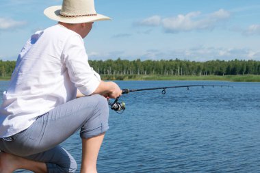 Doğa istirahat ve gölde balıkçılık adam