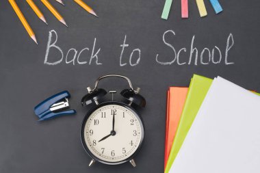 derslerde bir çalar saat ve tebeşir 