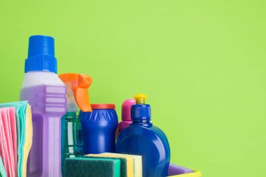 sıvı ve toz ürünleri ve yeşil bir arka plan üzerinde kapalı temizlik için öğeleri, bir yazıt için bir yer