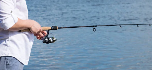 Mãos Segurar Girando Para Pesca Fundo Lago Espaço Livre Para — Fotografia de Stock