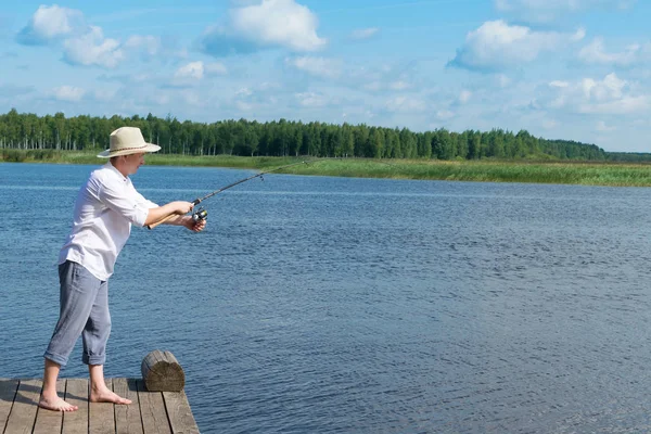 Homem Com Chapéu Participa Uma Competição Pesca Giratória Margem Rio — Fotografia de Stock