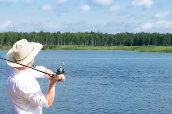 Pescatore Lancia Una Canna Pesca Sul Fiume Sullo Sfondo Bel — Foto Stock