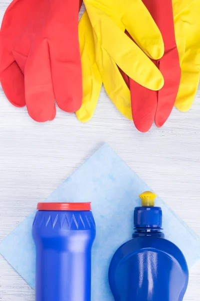 Guantes Goma Rojos Amarillos Limpiador Azulejos Una Mesa Gris Claro — Foto de Stock