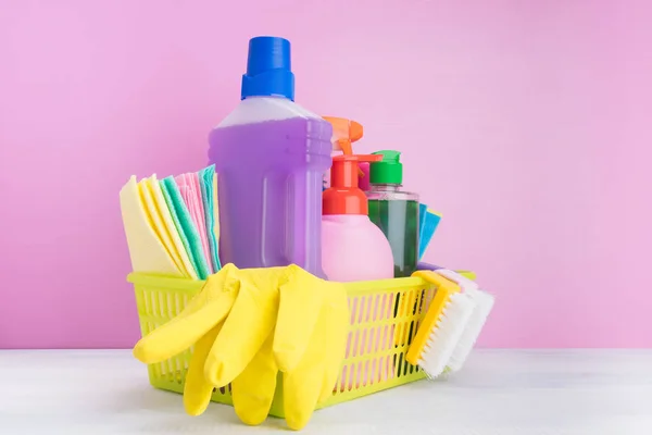 Conjunto Una Canasta Amarilla Productos Líquidos Polvo Artículos Para Limpieza — Foto de Stock
