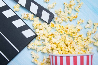 hafif bir arka plan, bir kova dağınık patlamış mısır ve film için bir çift