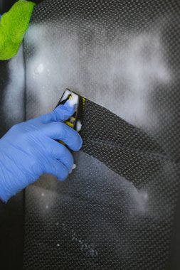 Kuru Temizleme araba iç, yakın çekim, fırça tutan el ve temiz, köpük, koltuk kullanarak