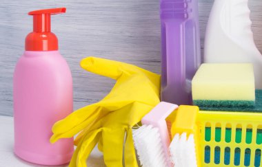 temizlik sıvı bir sarı Sepetteki maddeler, paçavra ve fırçalar bir dizi Close-up