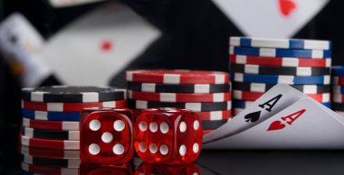 kartları, iki kırmızı zar ve yansıması ile siyah masada Casino bahis cips uçan arka planı
