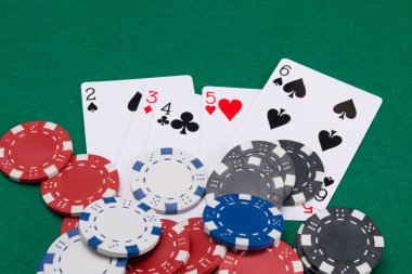 fişleri, dağınık kökenli, çok renkli casino ve sokak, üzerinde yeşil masayı kart oynamak için