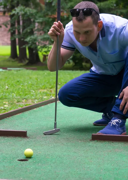 Joueur Regarde Son Coup Sur Terrain Mini Golf Gros Plan — Photo