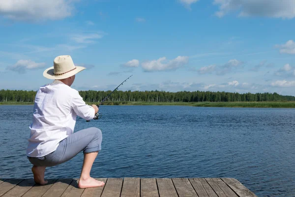 Homem Pesca Fiação Partir Cais Lago Visão Traseira — Fotografia de Stock