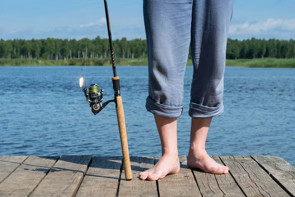 Vara Pesca Pernas Pescador Stand Cais Fundo Close — Fotografia de Stock